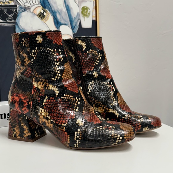 ⭐️⭐️ STEVE MADDEN Drama K Ankle Bootie ⭐️⭐️ VERY GENTLY USED - Picture 2 of 13